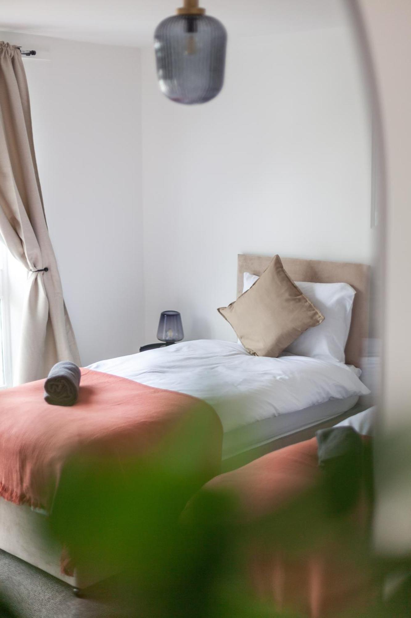 Arte Stays Serviced Houses Stratford - 3 Bedrooms 2 Bathrooms Houses London, Stratford, Maryland, Free Parking, Garden, Weekly Or Monthly Stays - Up To 8 Guests Luaran gambar